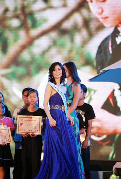 Tân hoa hậu Indonesia thướt tha ở Nha Trang - 9