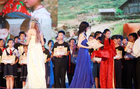 Tân hoa hậu Indonesia thướt tha ở Nha Trang - 15