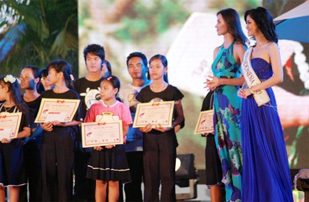 Tân hoa hậu Indonesia thướt tha ở Nha Trang - 16