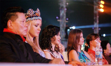 Tân hoa hậu Indonesia thướt tha ở Nha Trang - 3