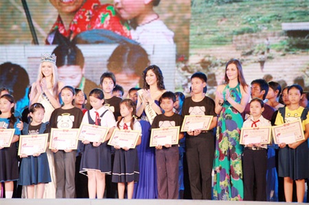 Tân hoa hậu Indonesia thướt tha ở Nha Trang - 17