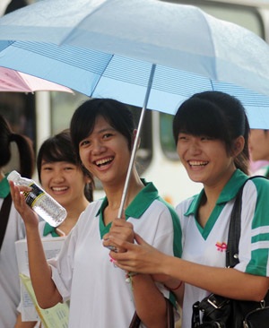 Chùm ảnh: Trung Quốc “phát sốt” trong kỳ thi đại học - 4 Chùm ảnh: Trung Quốc “phát sốt” trong kỳ thi đại học - 4