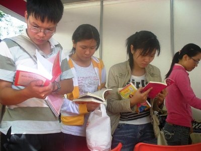 Người trẻ Sài Gòn sốt sắng “ngày đổi đồ” - 2 Người trẻ Sài Gòn sốt sắng “ngày đổi đồ” - 2