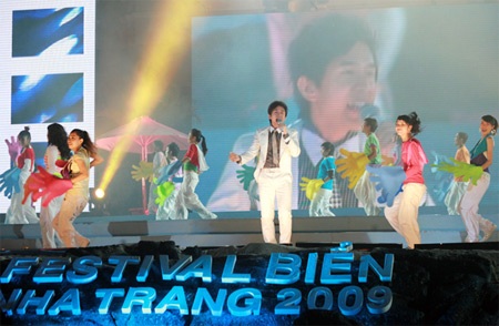 Tân hoa hậu Indonesia thướt tha ở Nha Trang - 20