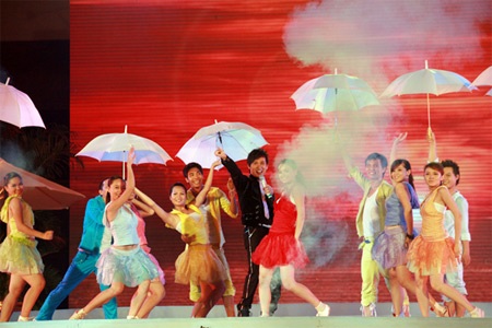 Tân hoa hậu Indonesia thướt tha ở Nha Trang - 22