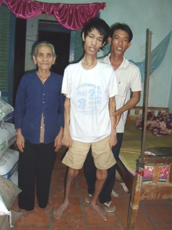 Bà mẹ già và những người con tật nguyền - 1 Bà mẹ già và những người con tật nguyền - 1