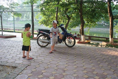 Thiếu chỗ chơi, trẻ ra đường... hít bụi - 3