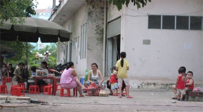 Thiếu chỗ chơi, trẻ ra đường... hít bụi - 8