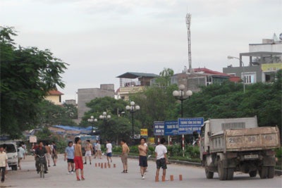 Thiếu chỗ chơi, trẻ ra đường... hít bụi - 13