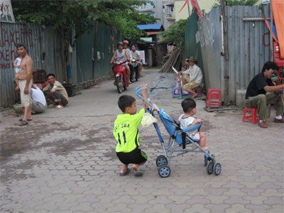 Thiếu chỗ chơi, trẻ ra đường... hít bụi - 5