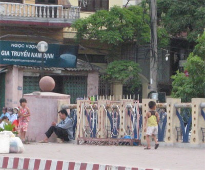 Thiếu chỗ chơi, trẻ ra đường... hít bụi - 4