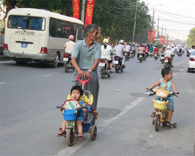 Thiếu chỗ chơi, trẻ ra đường... hít bụi - 1