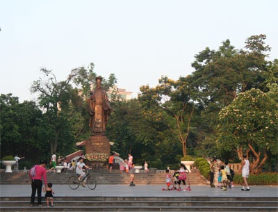 Thiếu chỗ chơi, trẻ ra đường... hít bụi - 9