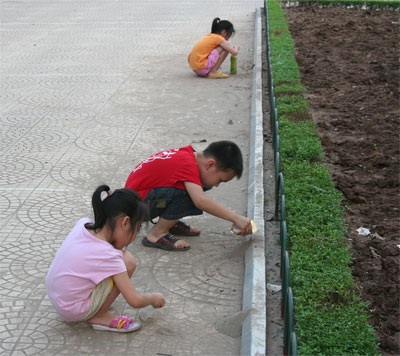Thiếu chỗ chơi, trẻ ra đường... hít bụi - 10