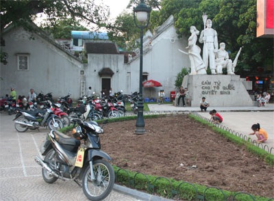 Thiếu chỗ chơi, trẻ ra đường... hít bụi - 12