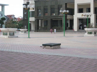 Thiếu chỗ chơi, trẻ ra đường... hít bụi - 7