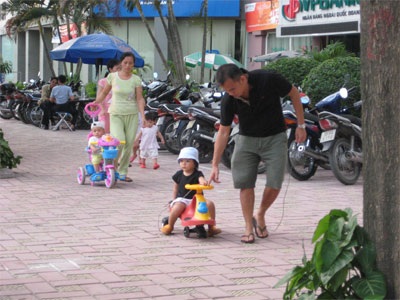 Thiếu chỗ chơi, trẻ ra đường... hít bụi - 2