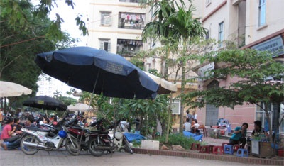 Thiếu chỗ chơi, trẻ ra đường... hít bụi - 6