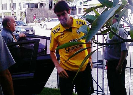 Kaka chính thức trở thành Galatico của Real Madrid - 1 Kaka chính thức trở thành Galatico của Real Madrid - 1