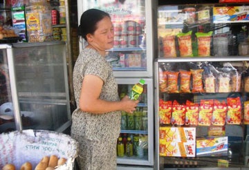 Siêu thị tạm “tẩy chay”, quán lẻ vẫn bán hàng Tân Hiệp Phát - 2 Siêu thị tạm “tẩy chay”, quán lẻ vẫn bán hàng Tân Hiệp Phát - 2