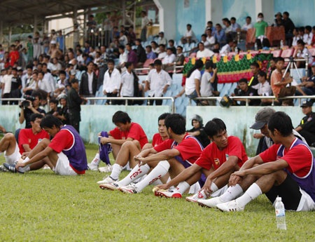 Sân Pleiku hoãn trận đấu đề phòng dịch cúm A/H1N1 - 2 Sân Pleiku hoãn trận đấu đề phòng dịch cúm A/H1N1 - 2