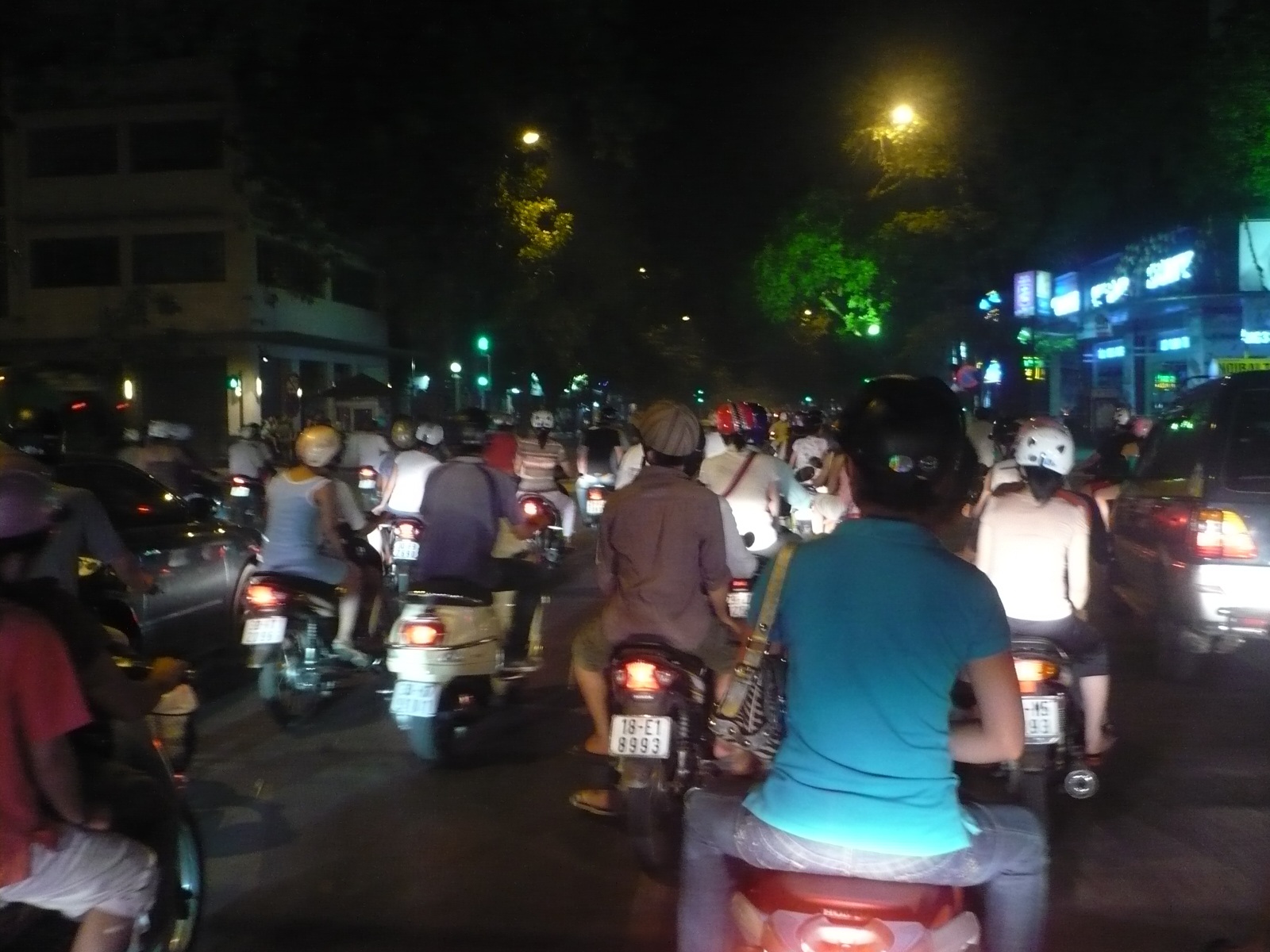 Giới trẻ Hà Thành “đốt” xăng “giải nhiệt” - 6