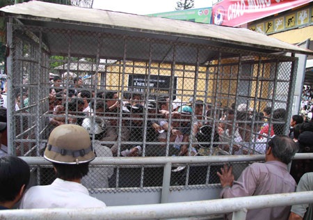 Sân Pleiku hoãn trận đấu đề phòng dịch cúm A/H1N1 - 1 Sân Pleiku hoãn trận đấu đề phòng dịch cúm A/H1N1 - 1