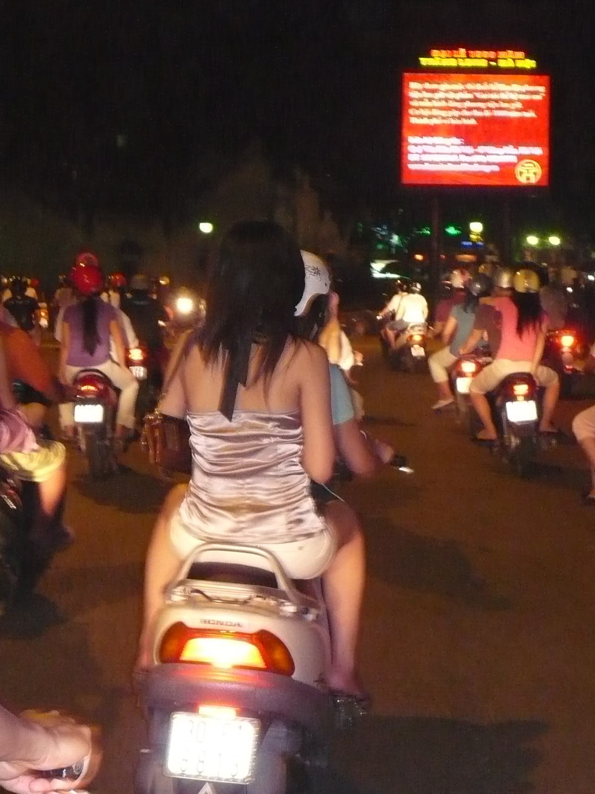 Giới trẻ Hà Thành “đốt” xăng “giải nhiệt” - 4