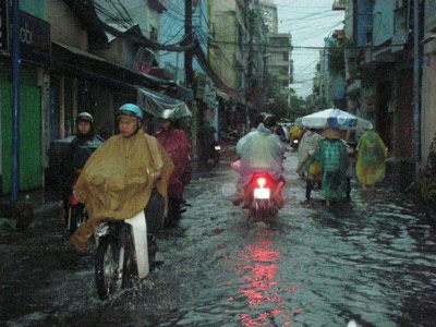 Mưa lớn kèm giông, sét đe dọa các tỉnh phía Nam - 1