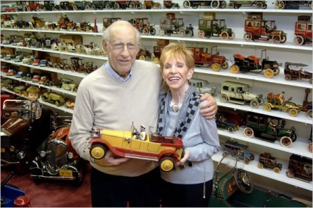 Đôi vợ chồng già và bộ sưu tập ô tô đồ chơi đáng nể - 2