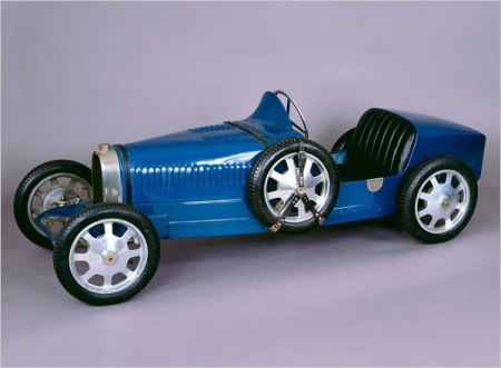 Đôi vợ chồng già và bộ sưu tập ô tô đồ chơi đáng nể - 11