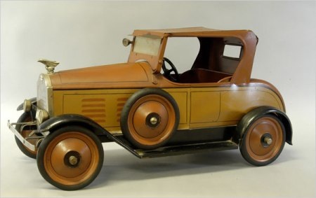 Đôi vợ chồng già và bộ sưu tập ô tô đồ chơi đáng nể - 12