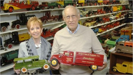 Đôi vợ chồng già và bộ sưu tập ô tô đồ chơi đáng nể - 1