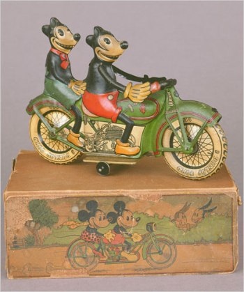 Đôi vợ chồng già và bộ sưu tập ô tô đồ chơi đáng nể - 6