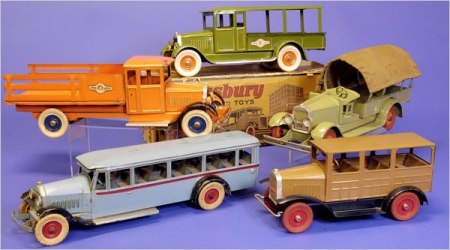 Đôi vợ chồng già và bộ sưu tập ô tô đồ chơi đáng nể - 7