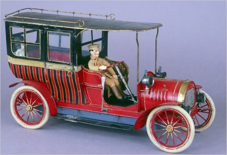 Đôi vợ chồng già và bộ sưu tập ô tô đồ chơi đáng nể - 9