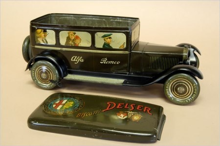 Đôi vợ chồng già và bộ sưu tập ô tô đồ chơi đáng nể - 10