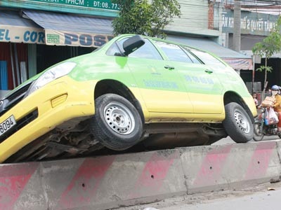 Taxi “trượt pa-tanh” trên dải phân cách - 1 Taxi “trượt pa-tanh” trên dải phân cách - 1