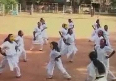 Gái mại dâm Ấn Độ học võ karate - 1 Gái mại dâm Ấn Độ học võ karate - 1
