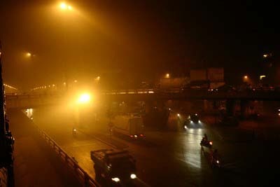 Khói “lạ” có mùi khét bủa vây Hà Nội - 3