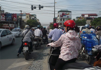 Người Hà Nội “giành nhau” từng bóng mát - 4 Người Hà Nội “giành nhau” từng bóng mát - 4