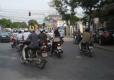 Người Hà Nội “giành nhau” từng bóng mát - 1 Người Hà Nội “giành nhau” từng bóng mát - 1