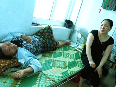 Trâu nổi điên húc 5 người nhập viện  - 1