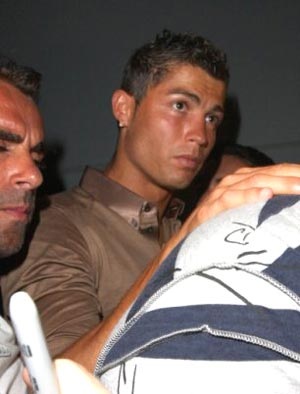 Ronaldo đã ở đâu khi Real thương lượng cùng MU - 6