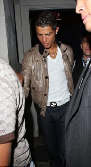 Ronaldo đã ở đâu khi Real thương lượng cùng MU - 3