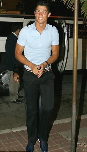 Ronaldo đã ở đâu khi Real thương lượng cùng MU - 1