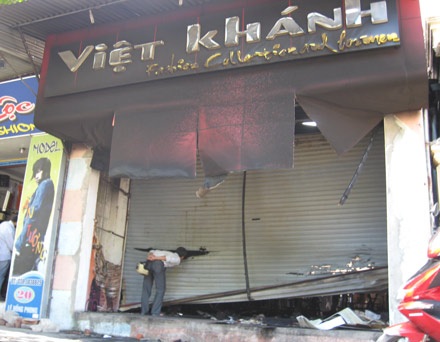 Shop thời trang cháy âm ỉ, tiêu tan 1,5 tỉ đồng - 1 Shop thời trang cháy âm ỉ, tiêu tan 1,5 tỉ đồng - 1
