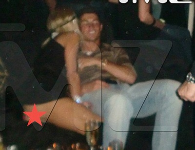 Vừa dứt tình, Paris Hilton đã “vui vẻ” bên Cristiano Ronaldo - 4 Vừa dứt tình, Paris Hilton đã “vui vẻ” bên Cristiano Ronaldo - 4