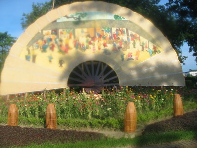 Trưng bày quạt giấy và bình mây khổng lồ - 1