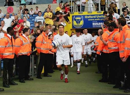 Khoảnh khắc trầm bổng Ronaldo tại Quỷ đỏ MU - 7